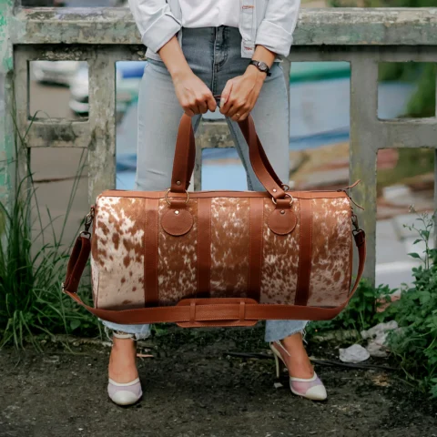 Chevramel Black & Tan Cowhide Duffle Bag ｜Ventinots