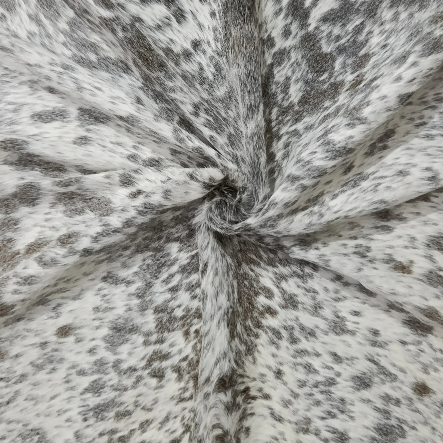Grey salt and pepper Cowhide Rug – 5'-3" x 5'-7" - Image 5