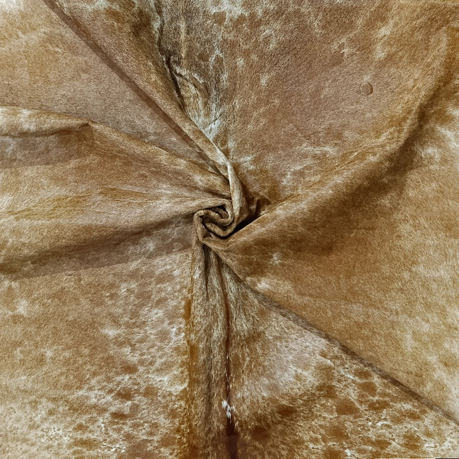 Brown salt and pepper Cowhide Rug – 4'-9" x 5'-0" - Image 4