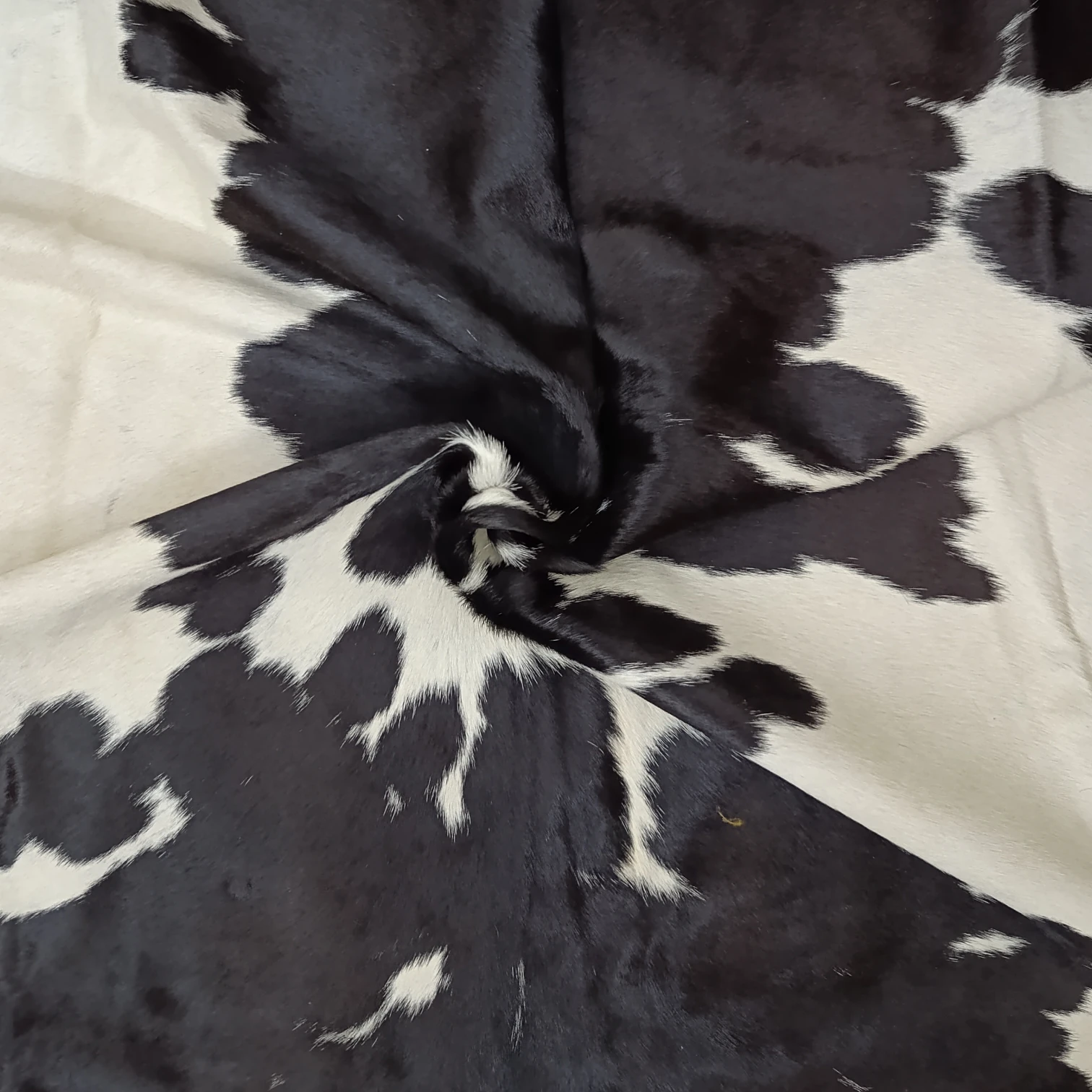 Brown salt and pepper Cowhide Rug – 4'-11" x 4'-10" - Image 5