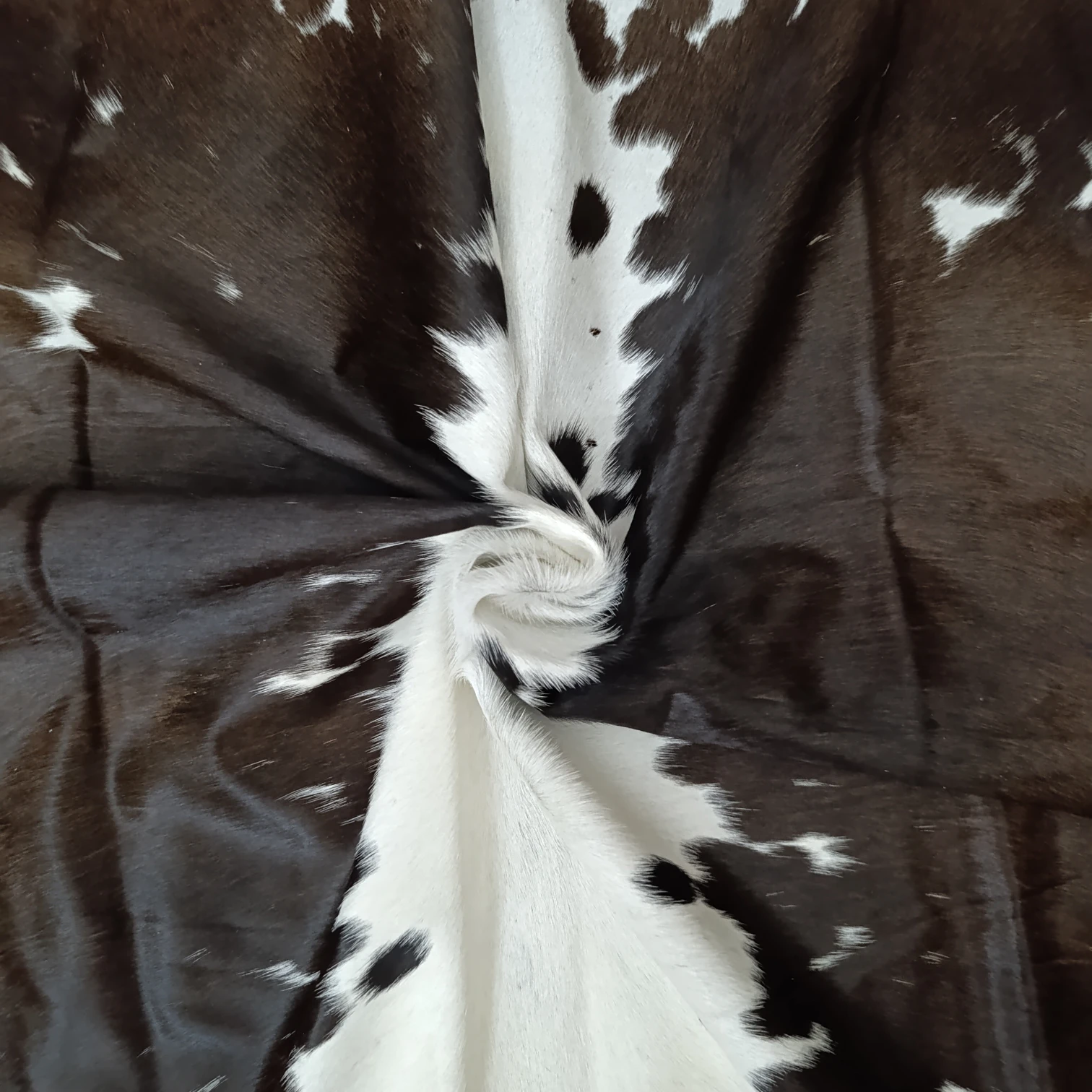 Brown and White salt and pepper, Tricolor Cowhide Rug – 4'-10" x 4'-9" - Image 5