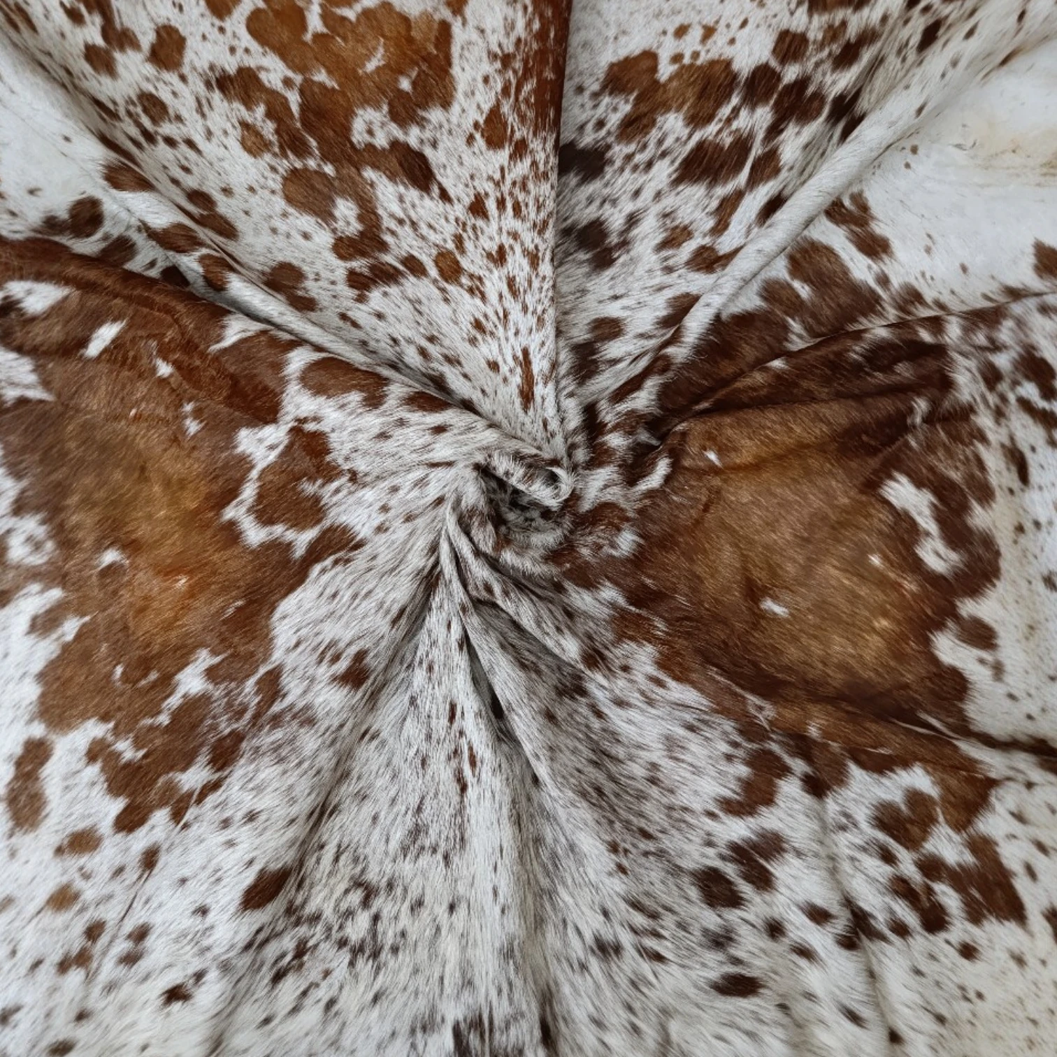 Brown salt and pepper Cowhide Rug – 4'-9" x 5'-6" - Image 6
