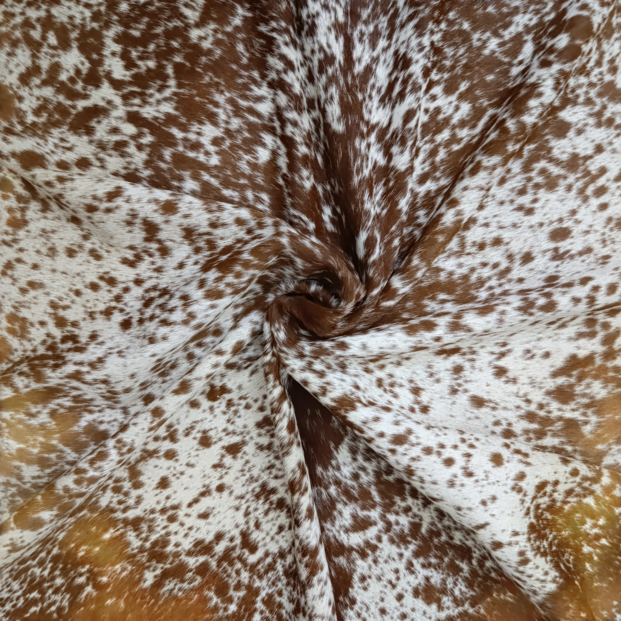 Brown salt and pepper Cowhide Rug – 4'-7" x 4'-9" - Image 5