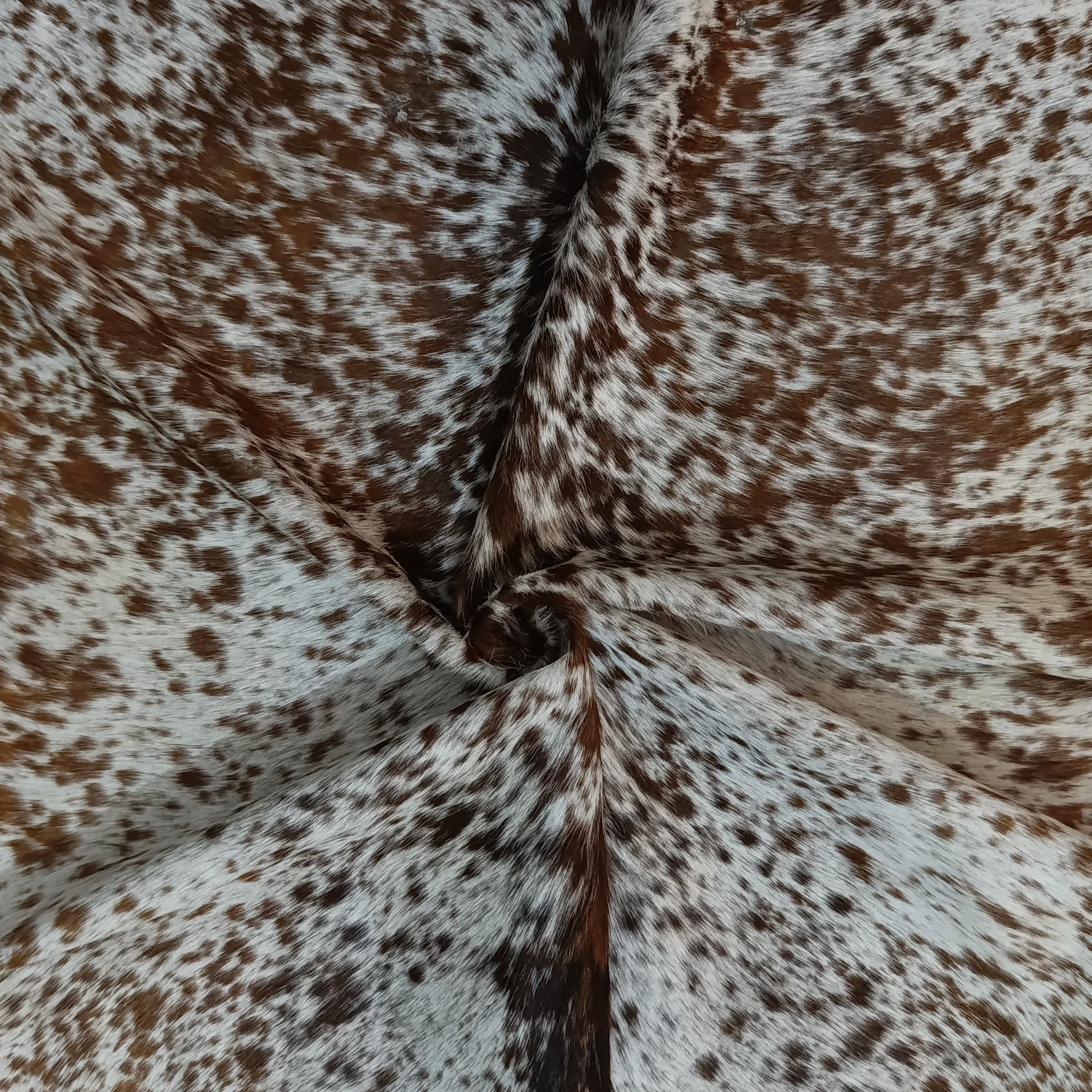 Brown salt and pepper Cowhide Rug – 5'-5" x 5'-7" - Image 4