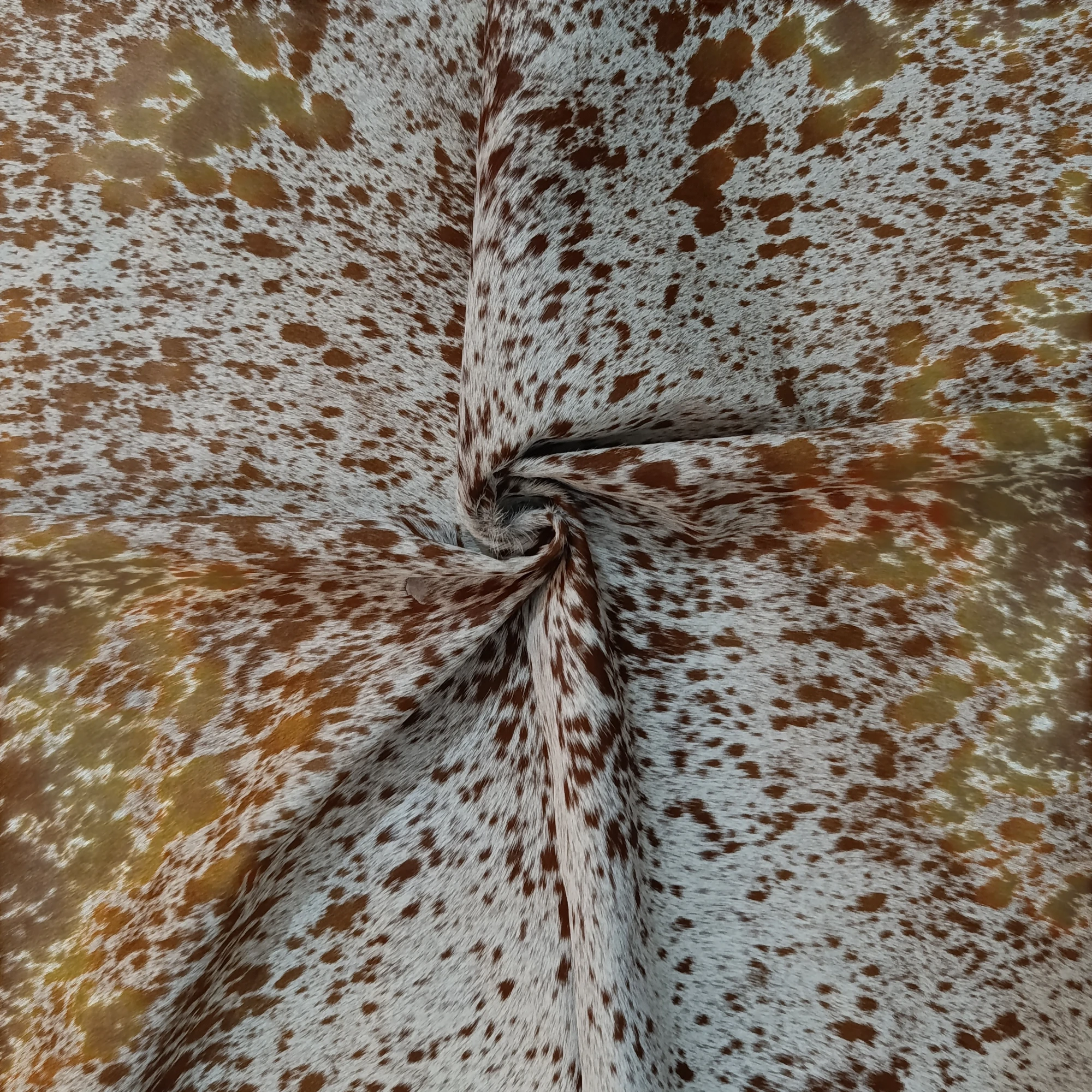 Brown salt and pepper Cowhide Rug – 5'-7" x 4'-9" - Image 4