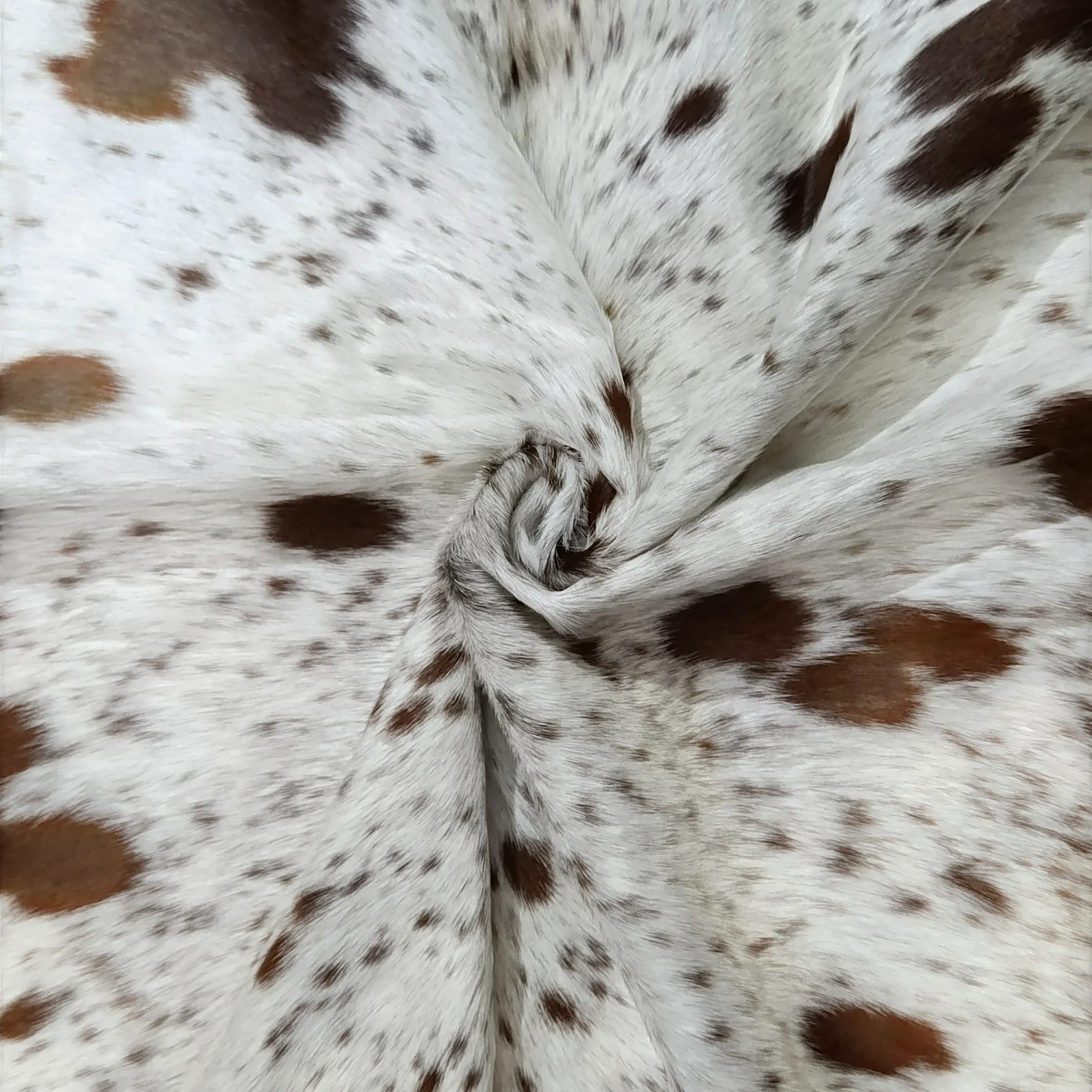 Brown salt and pepper Cowhide Rug – 5'-4" x 5'-3" - Image 5
