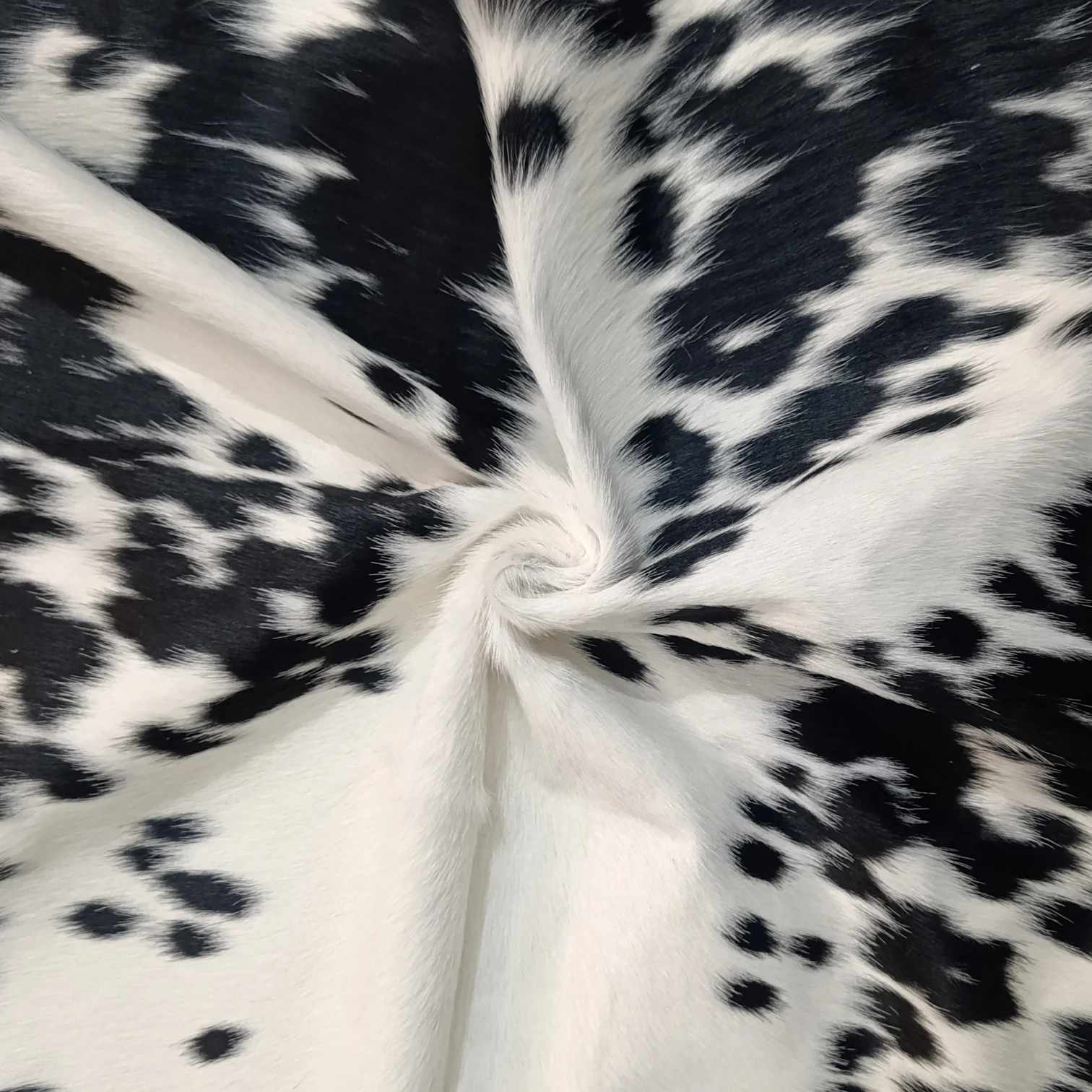 Black salt and pepper Cowhide Rug – 5'-2" x 4'-7" - Image 5
