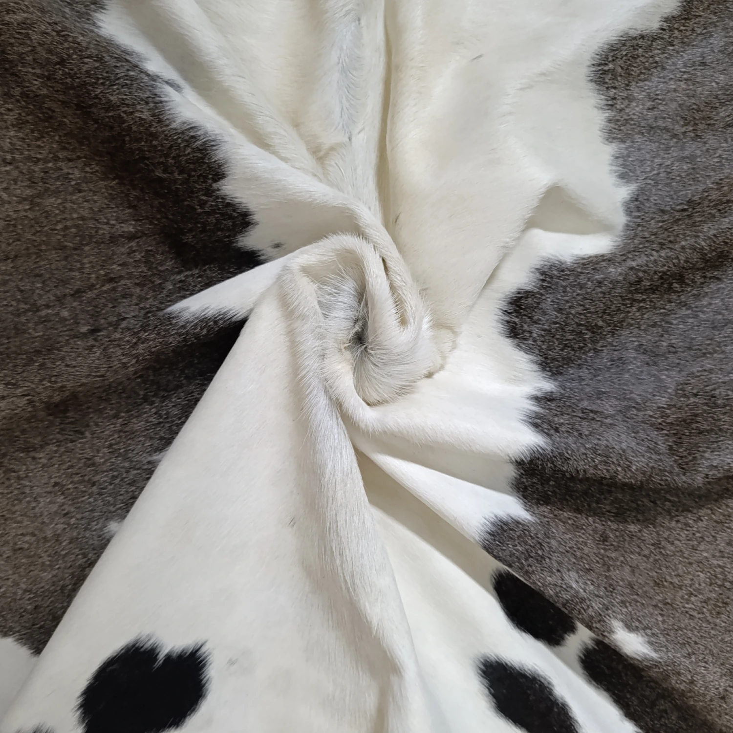 Grey salt and pepper Cowhide Rug – 5'-5" x 5'-8" - Image 5