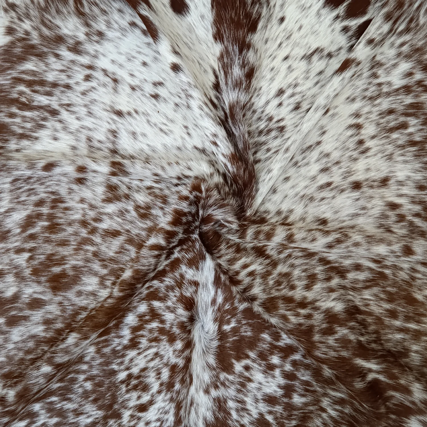 Brown salt and pepper Cowhide Rug – 4'-9" x 5'-8" - Image 5